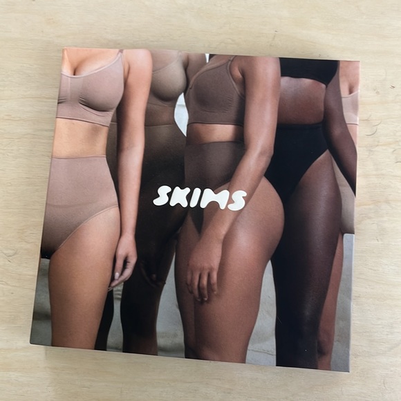 SKIMS CORE CONTROL THONG ONYX - Picture 2 of 4